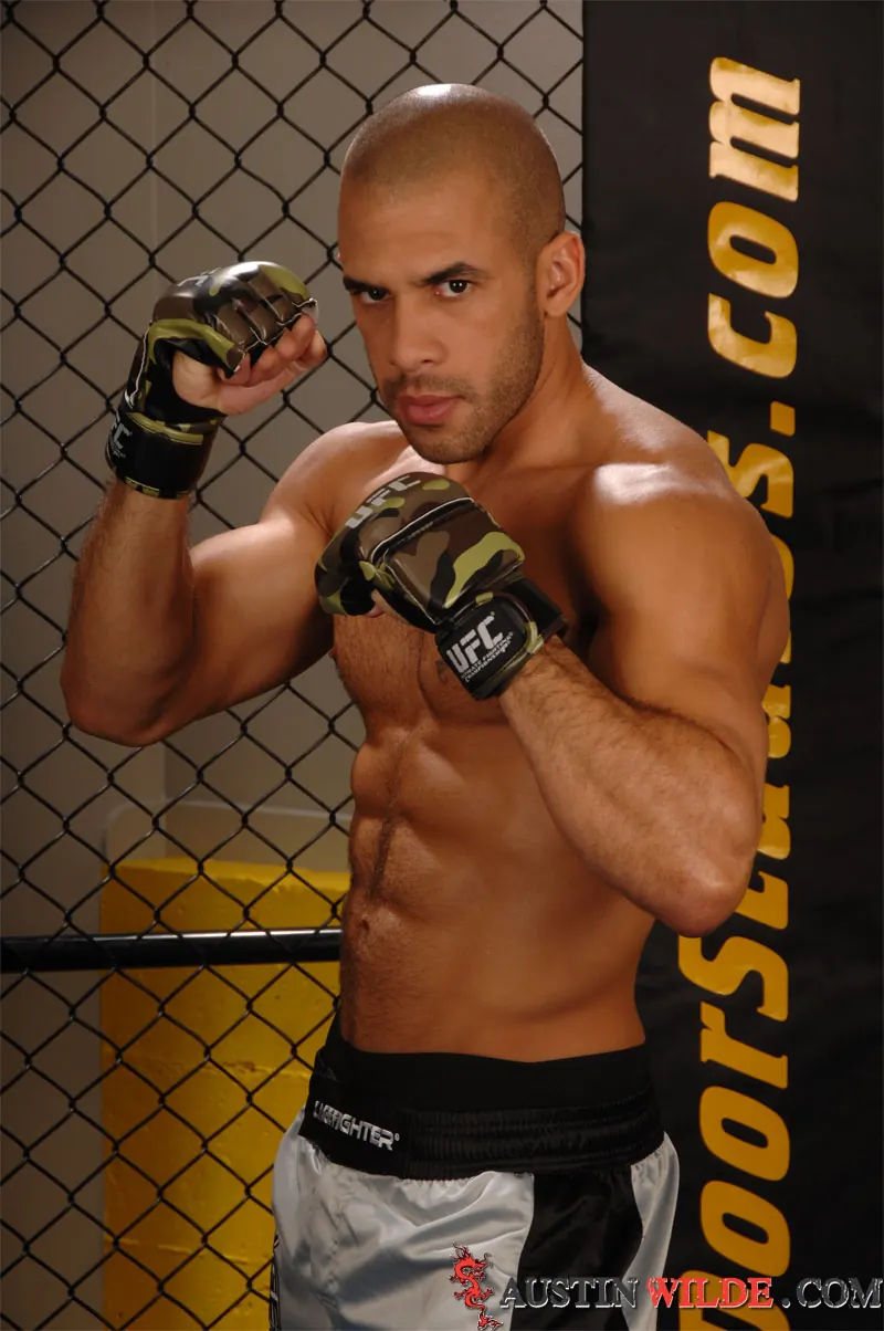 Next Door Studios 'CAGING THE WILDE' starring Austin Wilde (Photo 3)