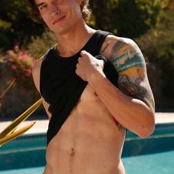 Chad Pitt in 'Next Door Studios' Chad Pitt (Thumbnail 8)