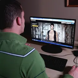 Damien West in 'Next Door Studios' Caught in the Action (Thumbnail 1)