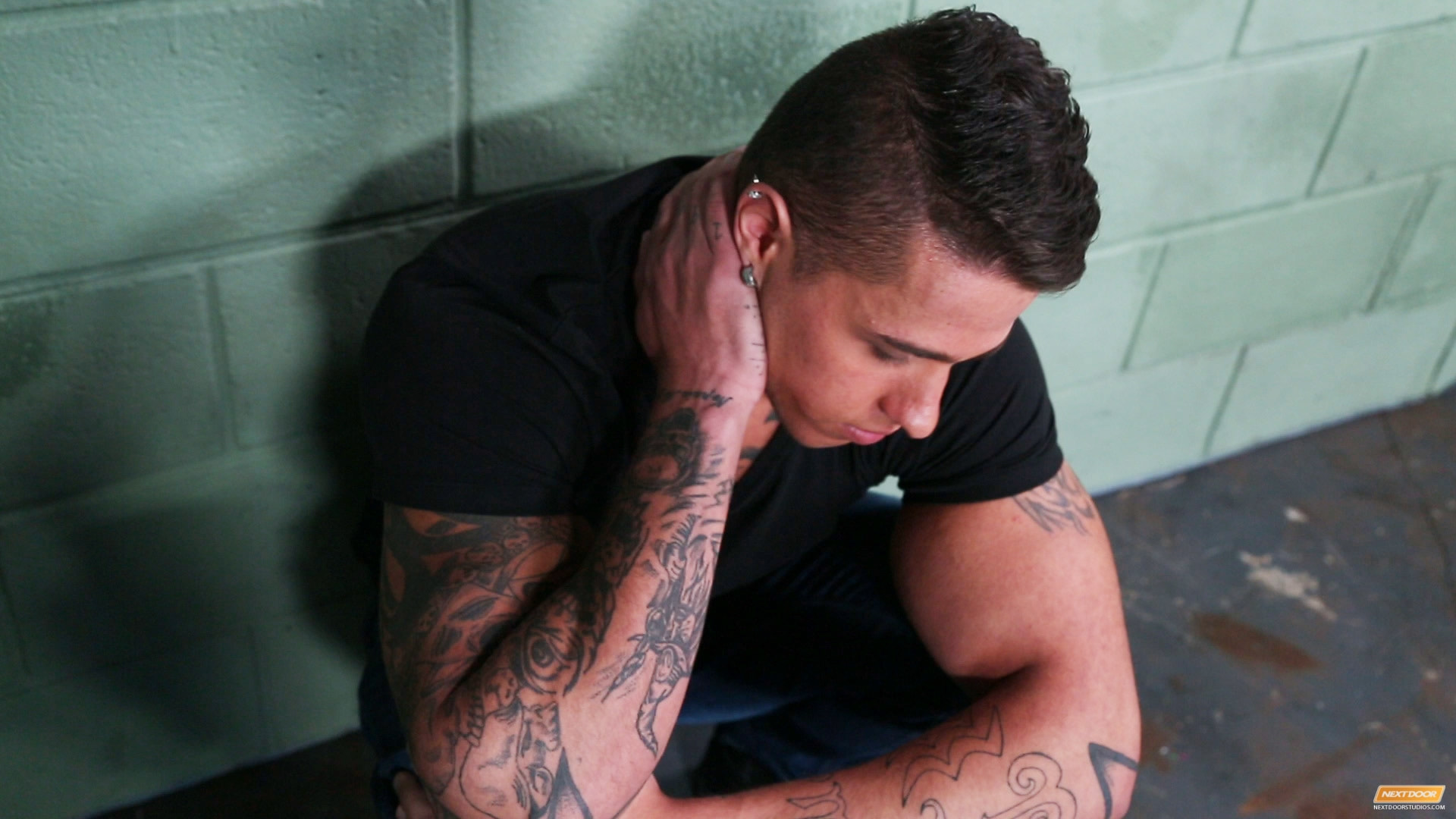 Damien West in 'Next Door Studios' Deep Undercover (Thumbnail 3)