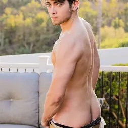 Derek Hart in 'Next Door Studios' Derek Hart (Thumbnail 5)