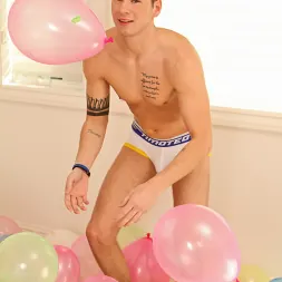 Jay Cloud in Popping Party (Photo 10) Jay Cloud in 'Next Door Studios' Popping Party (Thumbnail 10)