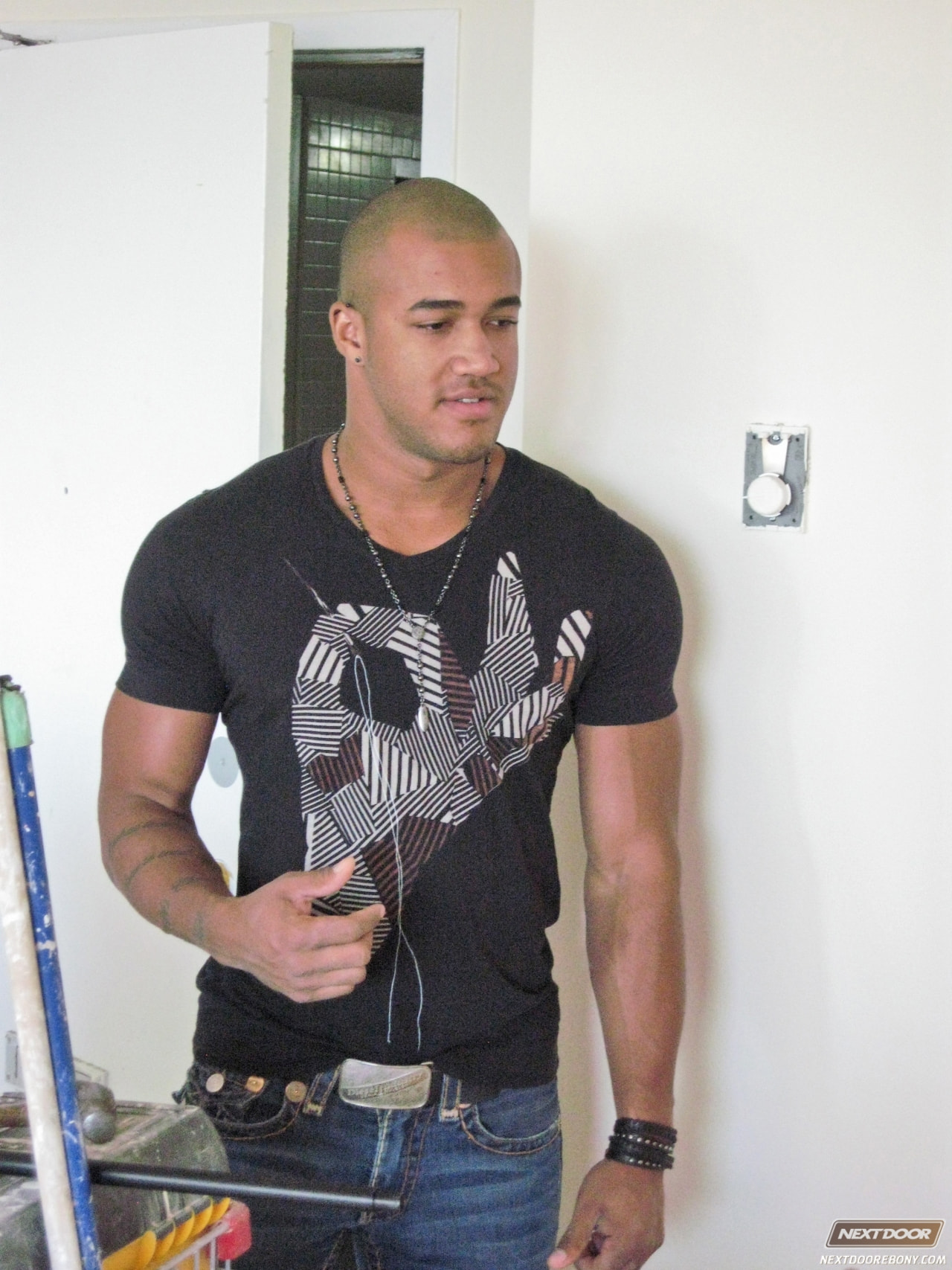 Next Door Studios 'The Grand Tour' starring Kiern Duecan (Photo 2)
