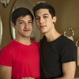 Scott Emerald in Back to Bed (Photo 5) Scott Emerald in 'Next Door Studios' Back to Bed (Thumbnail 5)