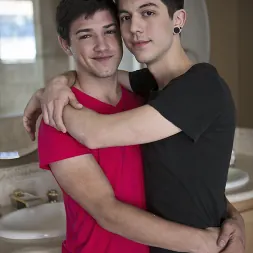 Scott Emerald in Back to Bed (Photo 6) Scott Emerald in 'Next Door Studios' Back to Bed (Thumbnail 6)