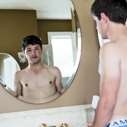 Scott Emerald in Back to Bed (Photo 10) Scott Emerald in 'Next Door Studios' Back to Bed (Thumbnail 10)