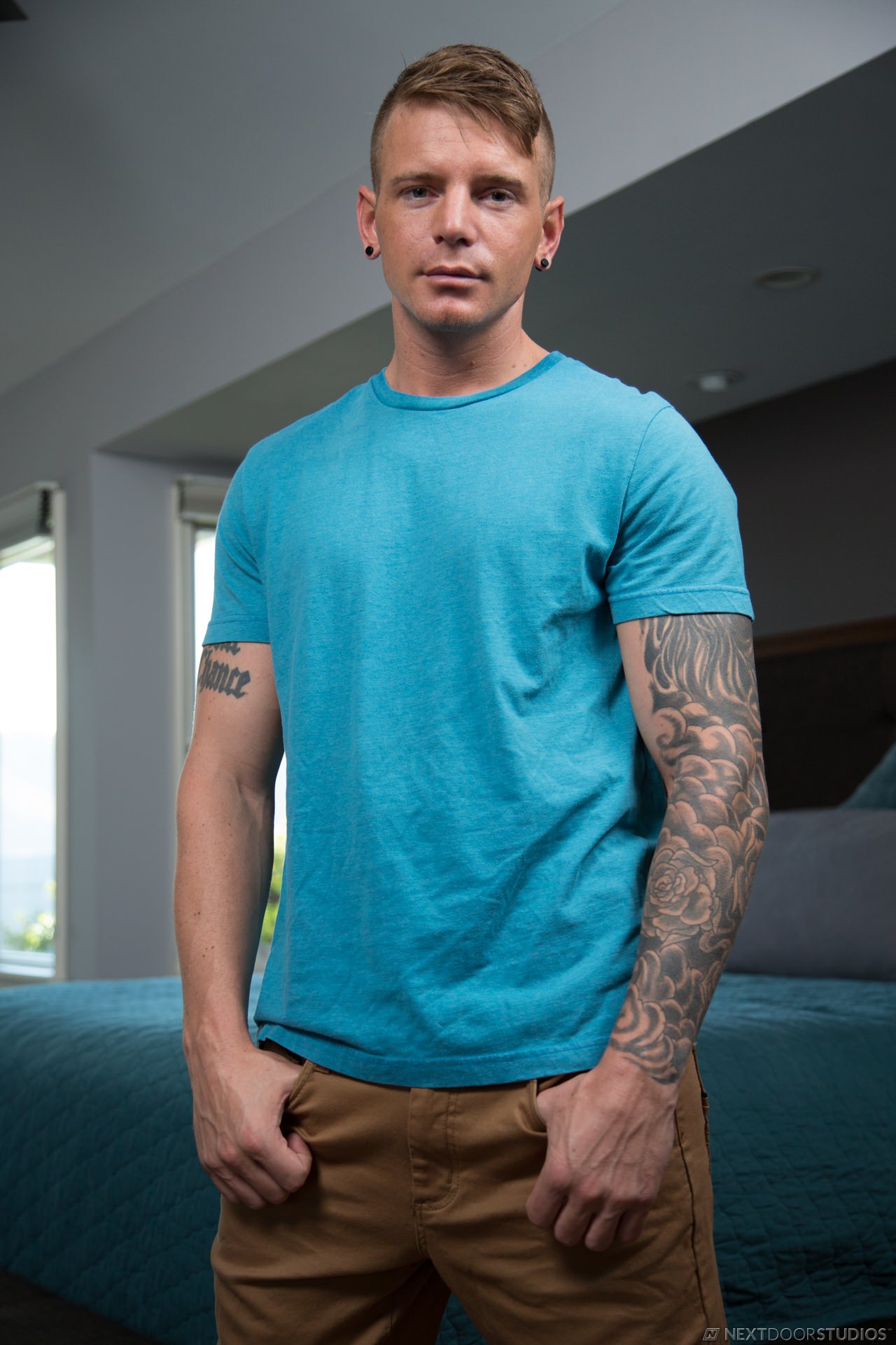 Shawn Reeve in 'Next Door Studios' Fully Furnished (Thumbnail 1)