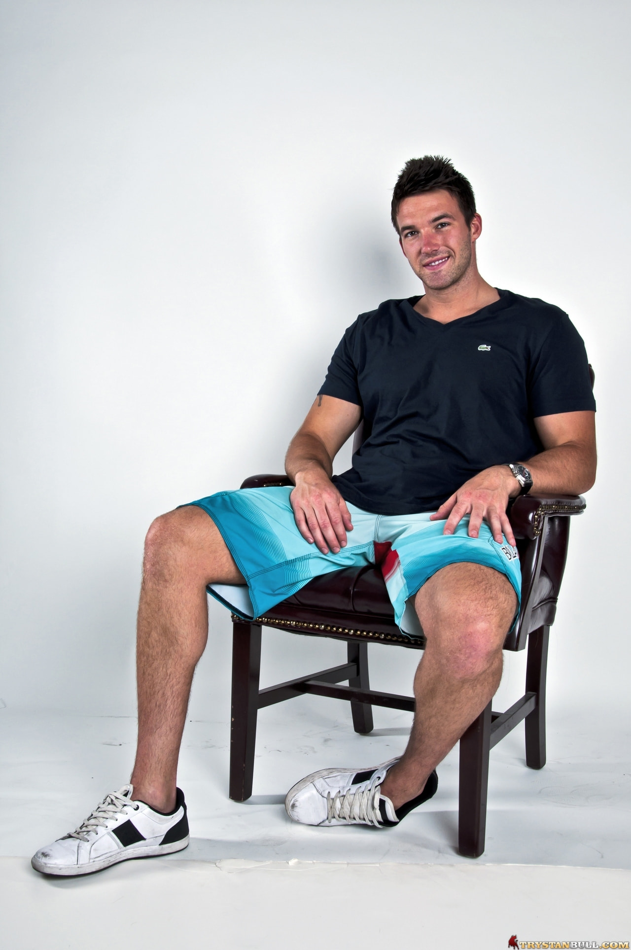 Trystan Bull in 'Next Door Studios' Stroked to Be Here (Thumbnail 1)